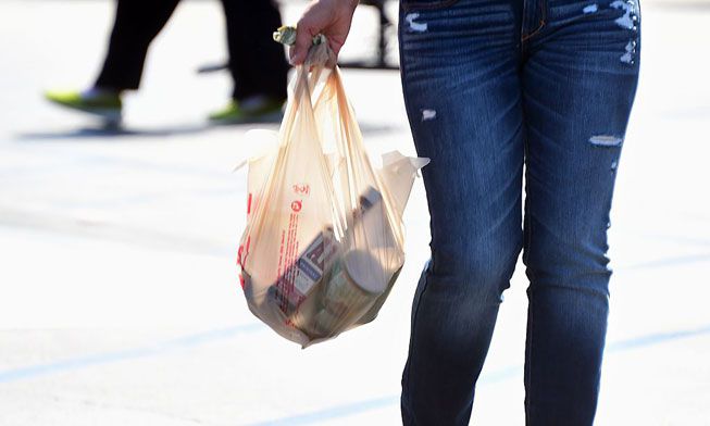 Una mujer de Monterey Park, California, lleva su compra en una bolsa de plástico