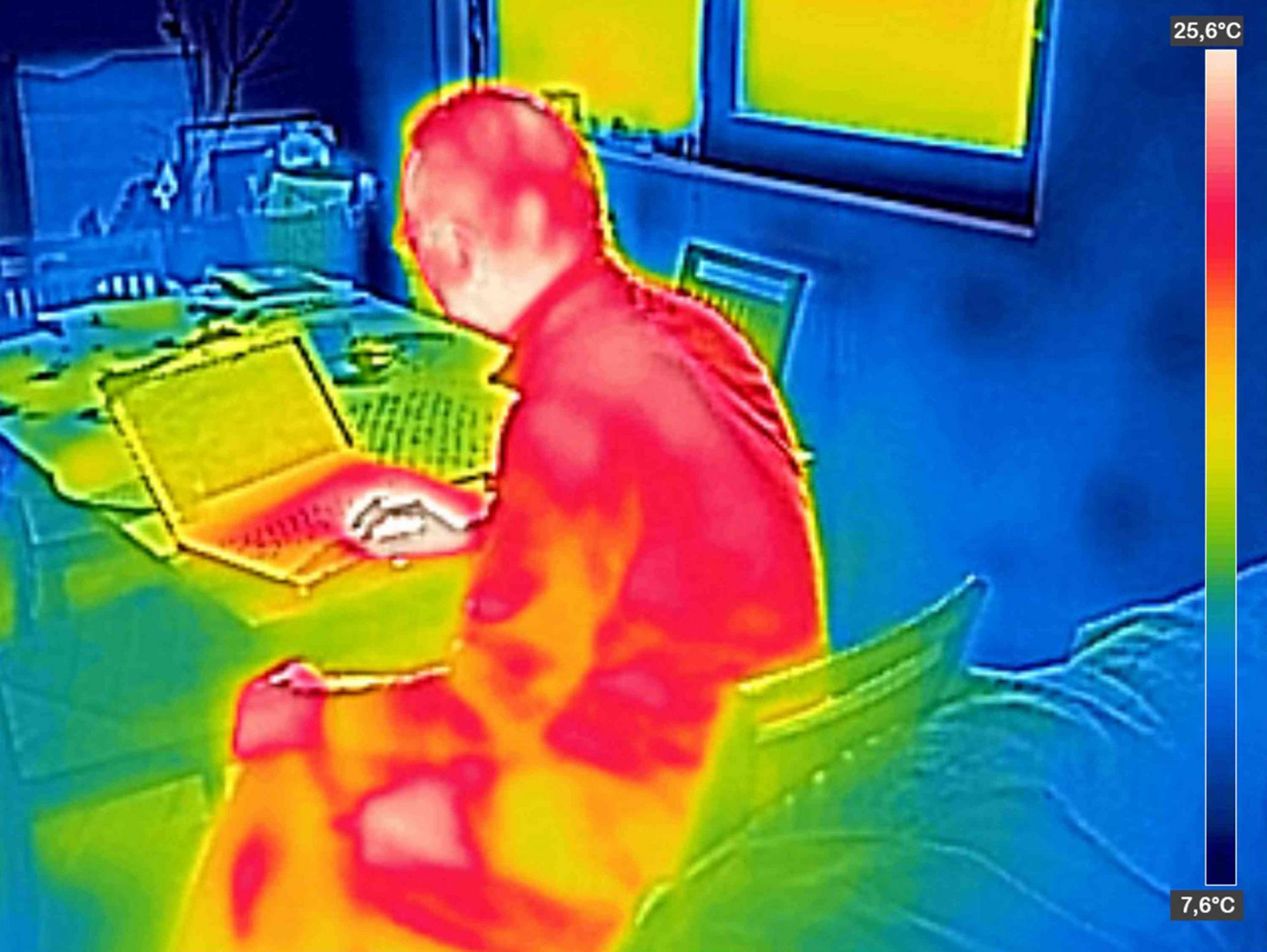 imagen infrarroja térmica de una persona utilizando un ordenador portátil