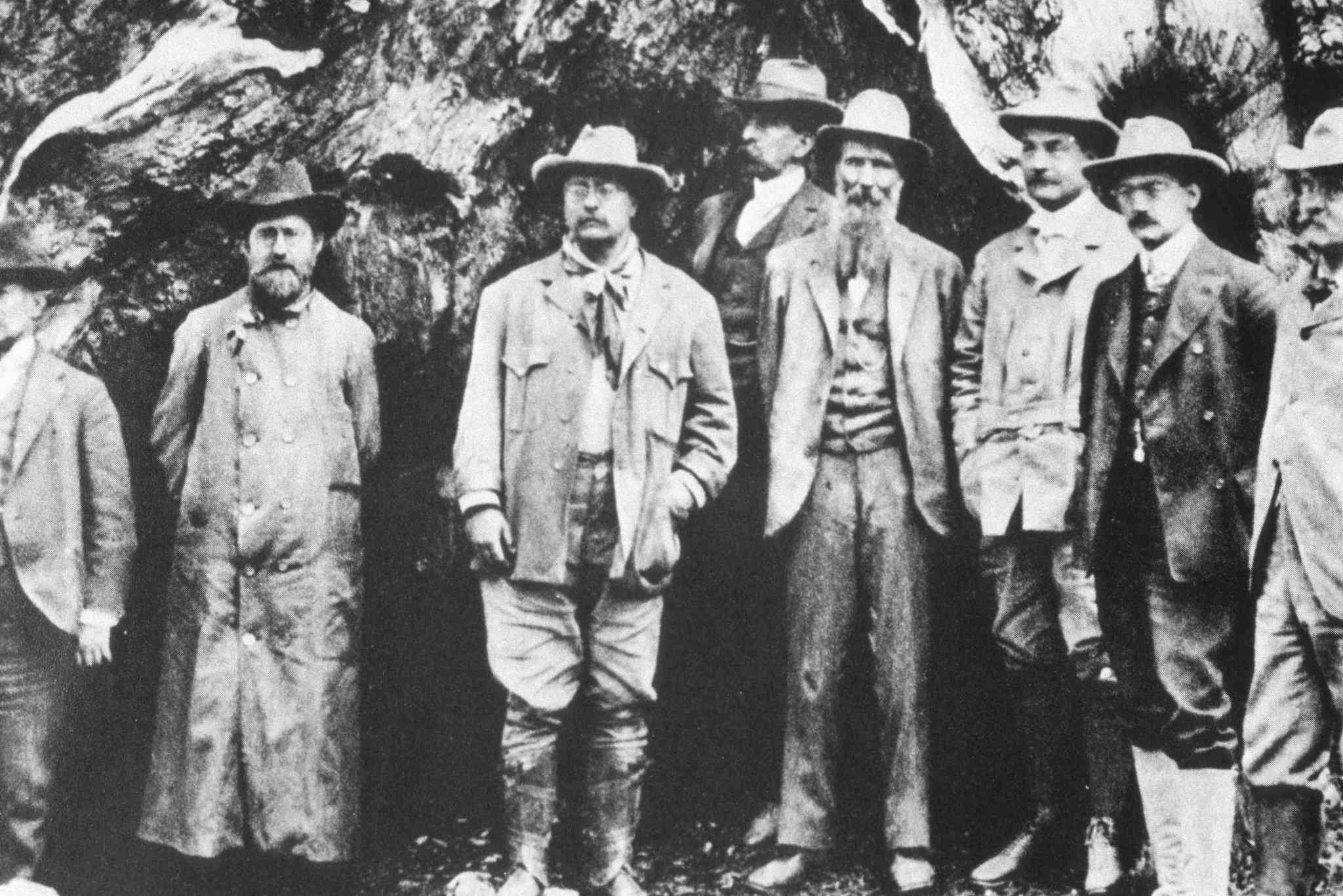 Teddy Roosevelt y John Muir (centro)