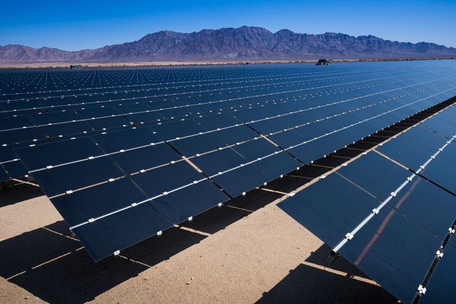 Paneles solares en un desierto de California