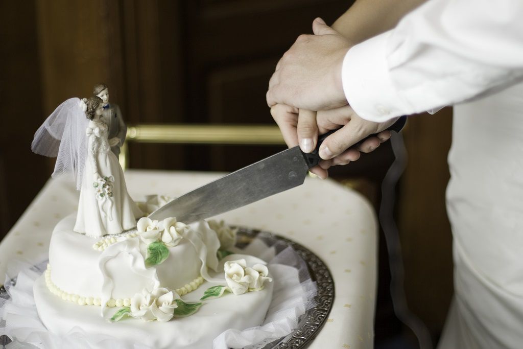 cortando la tarta de boda