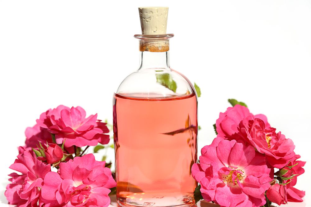 botella de agua de rosas