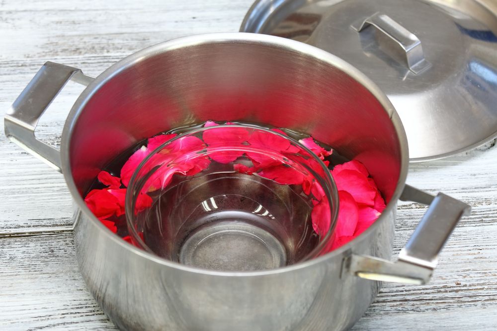 destilación de agua de rosas