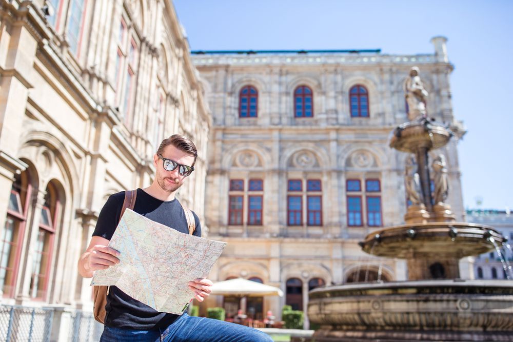 turista con mapa en Viena