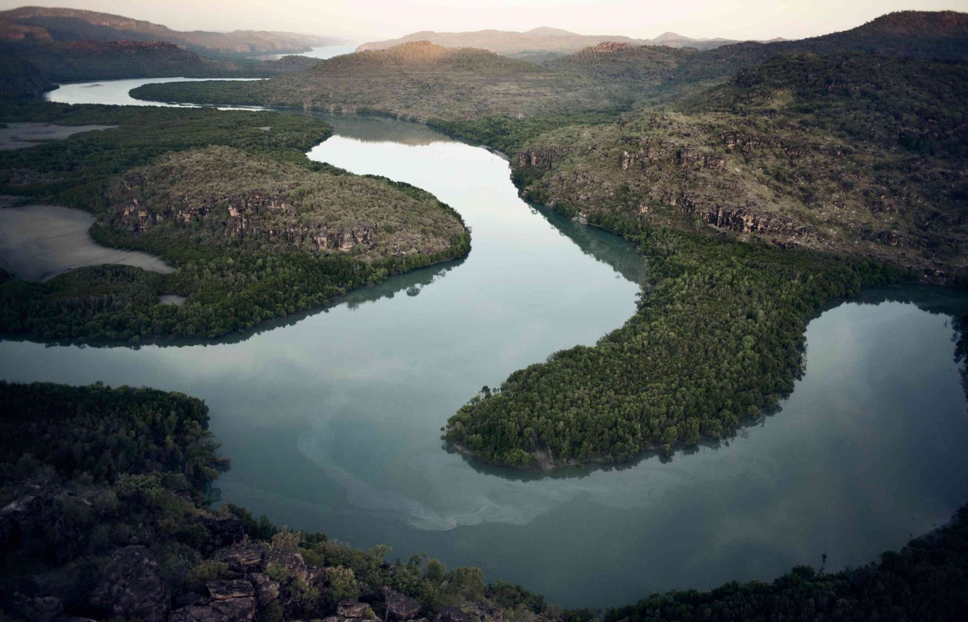 Estuario del río Hunter, Kimberley, Australia. © Peter & Beverly Pickford, de Wild Land by Peter & Beverly Pickford.
