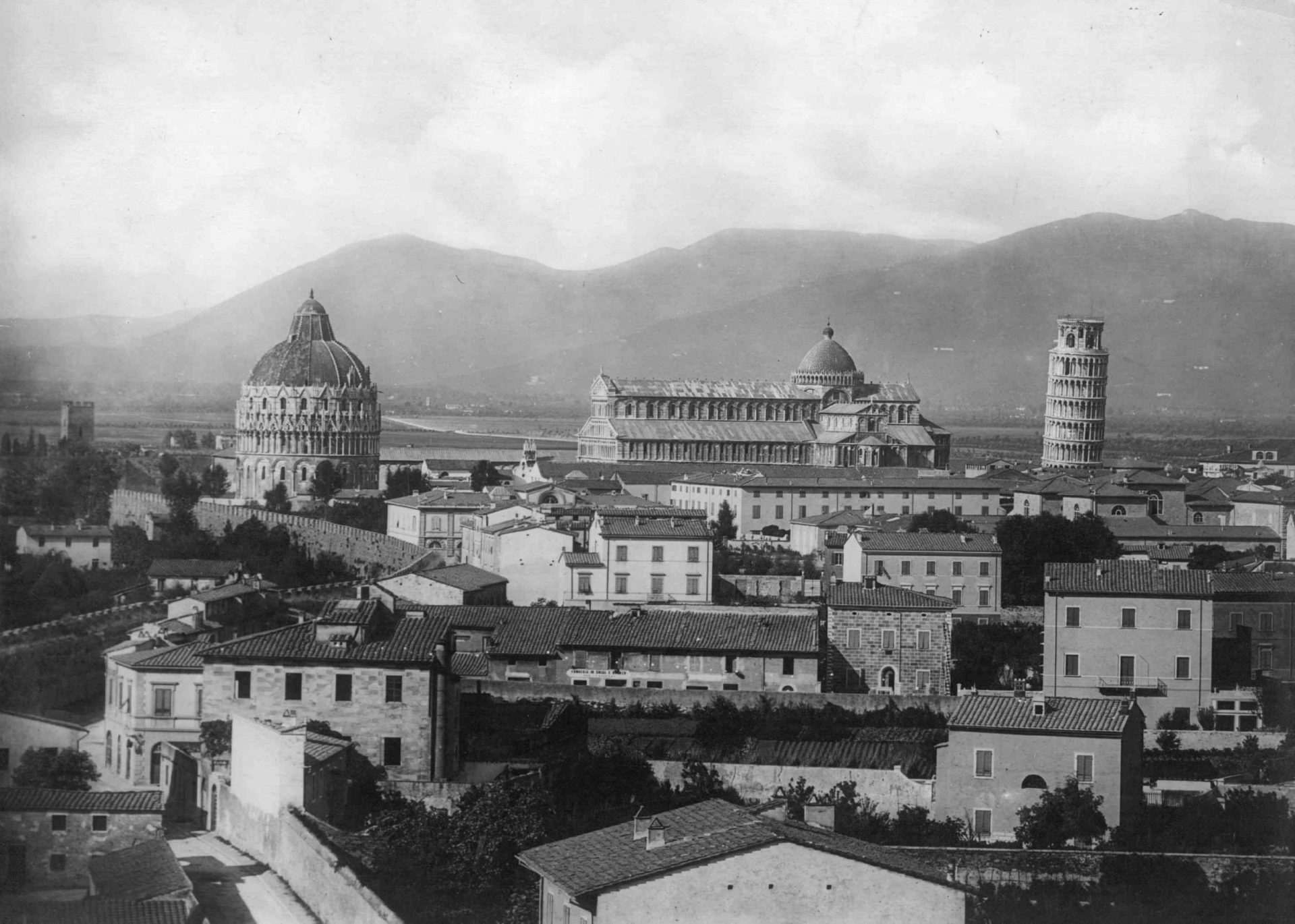 La Torre de Pisa fotografiada hacia 1950