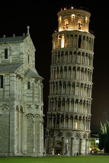 La Torre de Pisa de noche