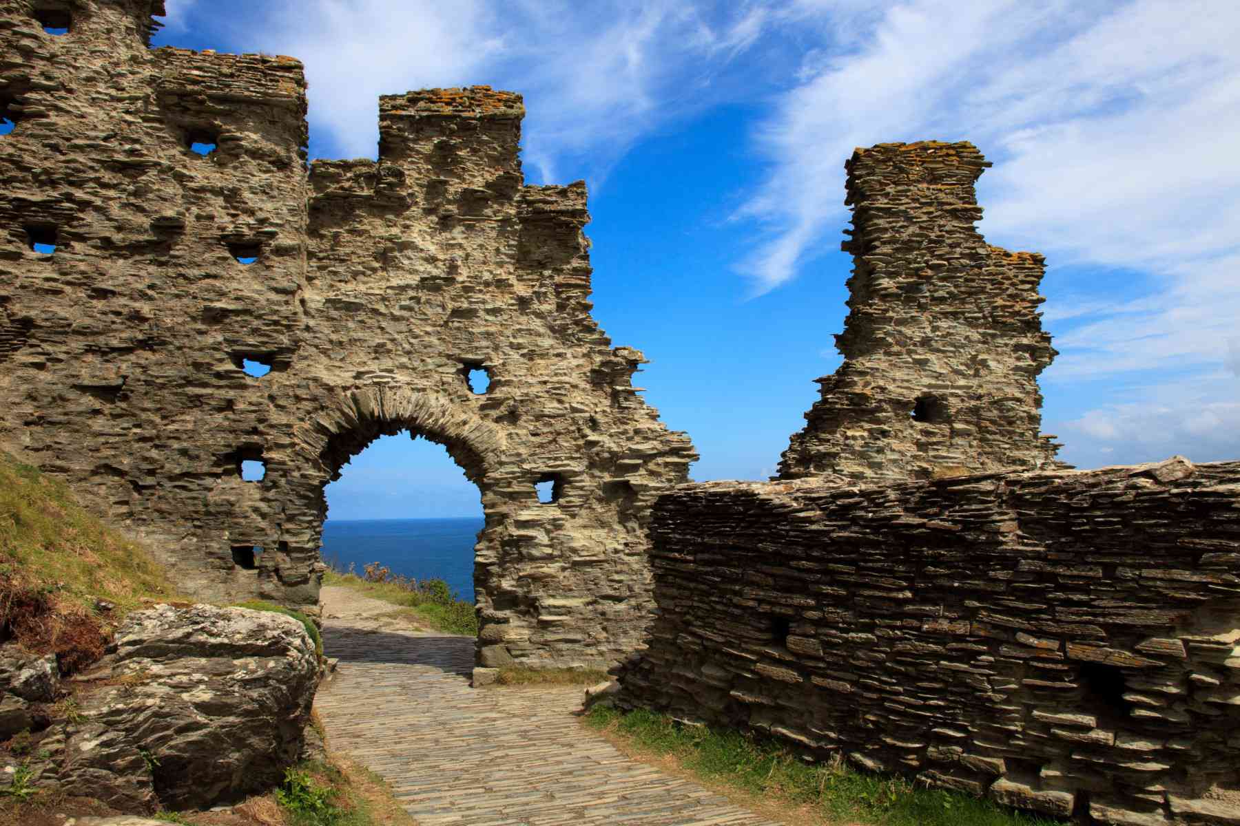 Las ruinas del Castillo de Tintagel en Inglaterra en un día parcialmente nublado