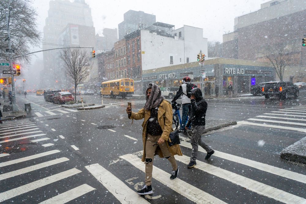 Los peatones atraviesan y se hacen selfies durante una borrasca de nieve en la ciudad de Nueva York el 30 de enero de 2019