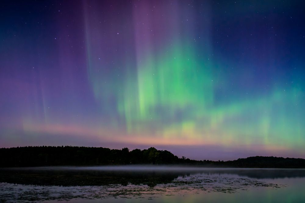 Auroras boreales multicolores sobre un lago de Wisconsin