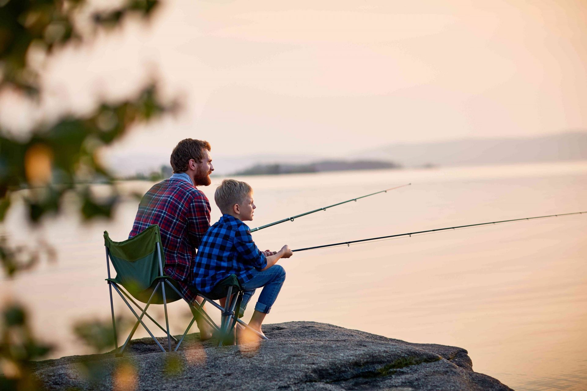 papá e hijo pescando en un muelle