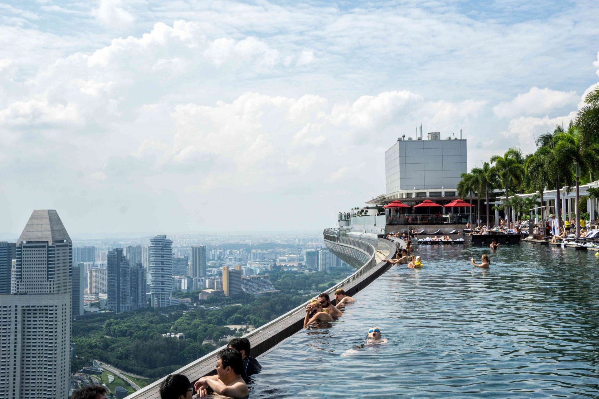 Los nadadores disfrutan de las vistas en la piscina SkyPark Infinity Pool de Singapur