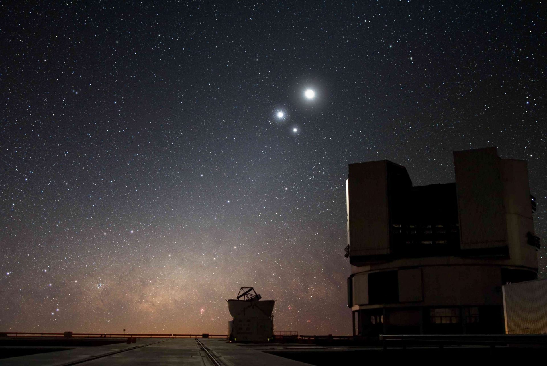 un gran telescopio con la luna, Júpiter y Venus de fondo