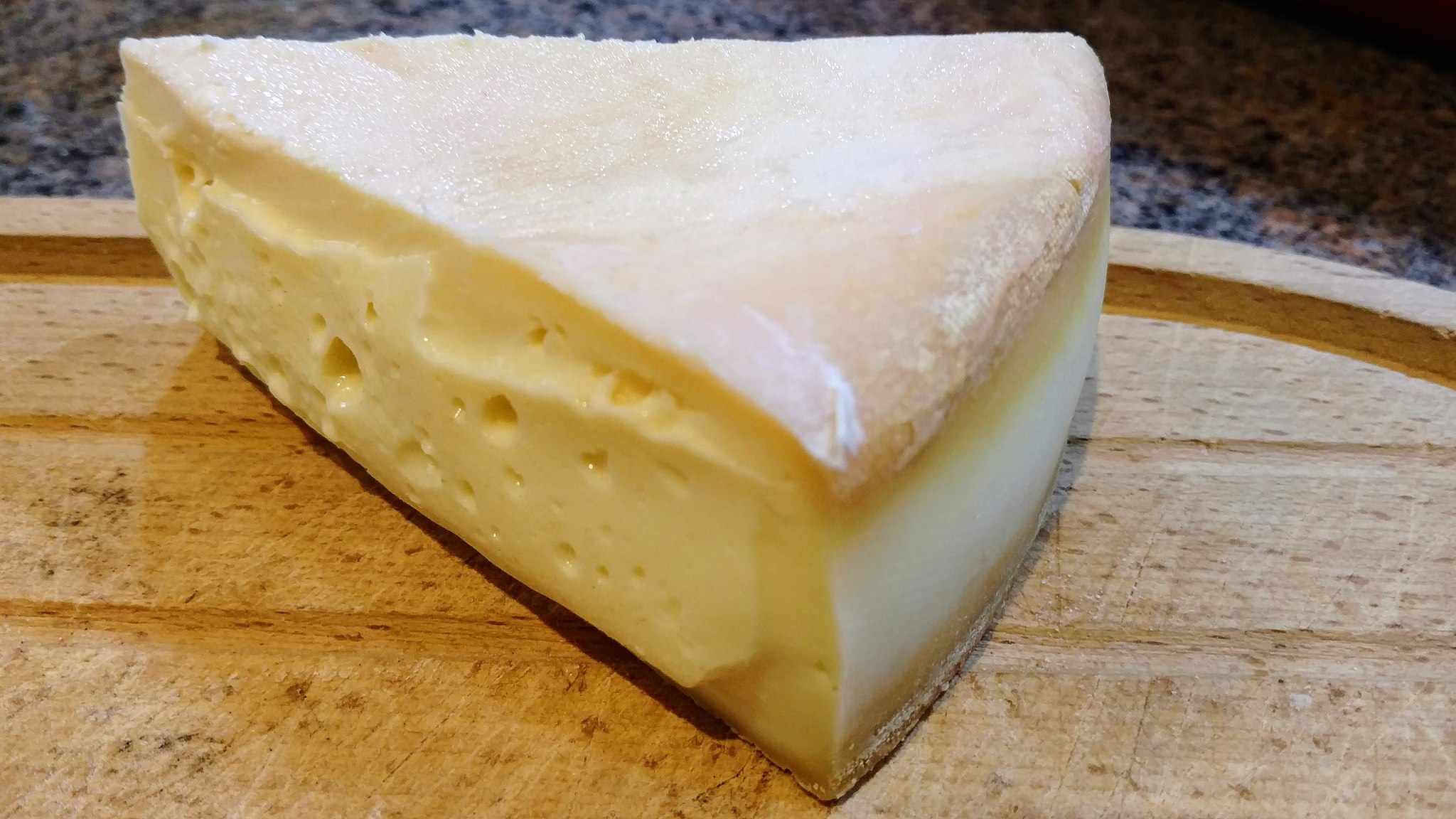 una rebanada de queso inglés viscoso