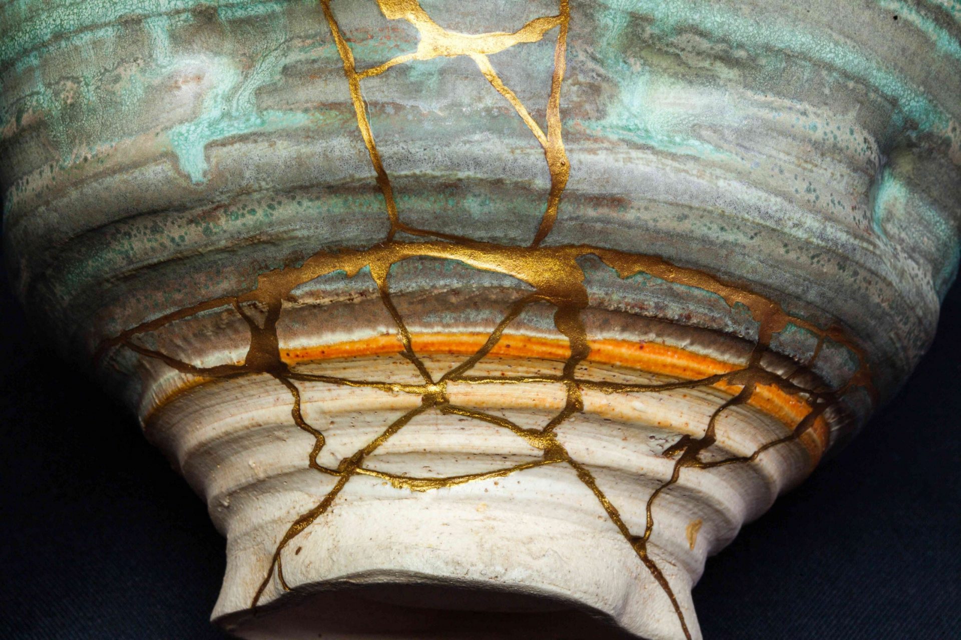 Una pieza de cerámica que ha sido reparada con la forma de arte kintsugi utilizando laca y oro