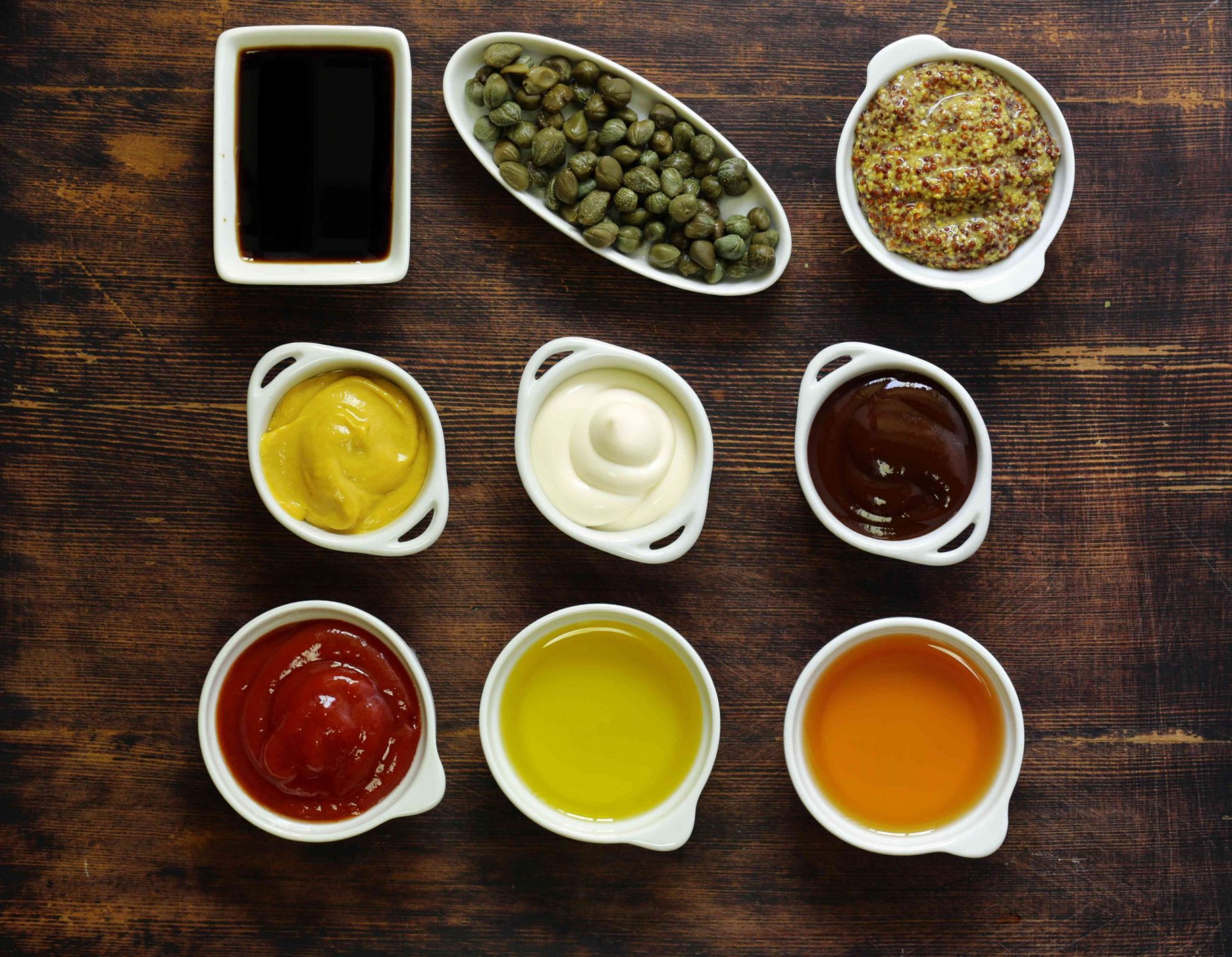 Diferentes tipos de salsas y aceites en cuencos
