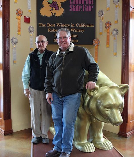 Premio Robert Hall para el honor de la Bodega Golden State: ¡un oso dorado realmente grande!