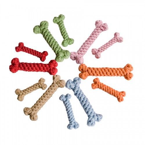 juguetes para perros de cuerda de varios colores con forma de hueso sobre fondo blanco