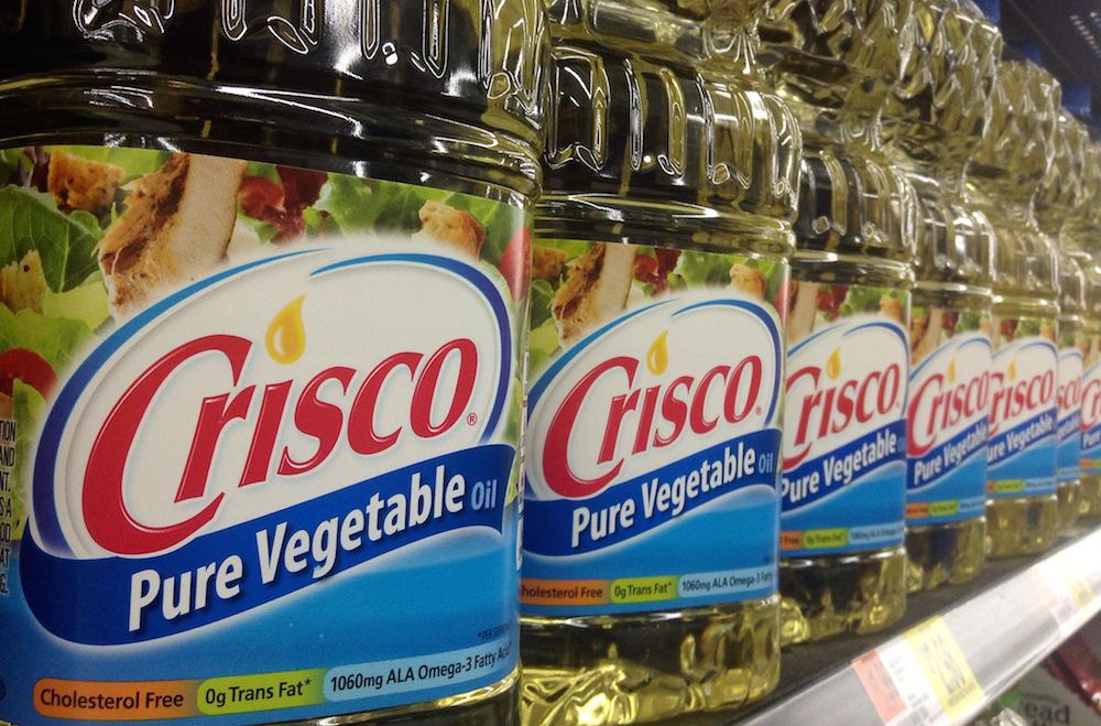 Botellas de aceite vegetal en la estantería de una tienda