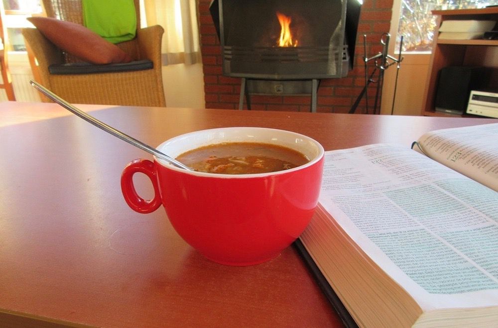 taza de sopa junto al fuego