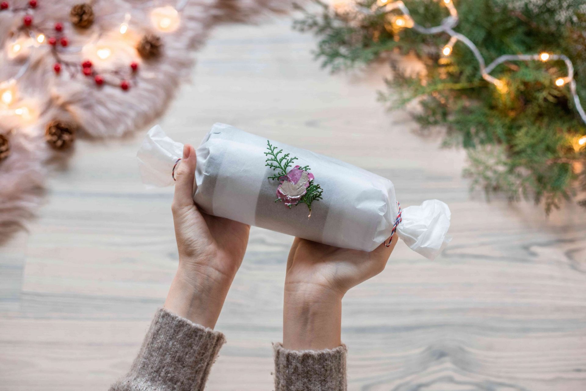 taza de café envuelta en pergamino con aire navideño