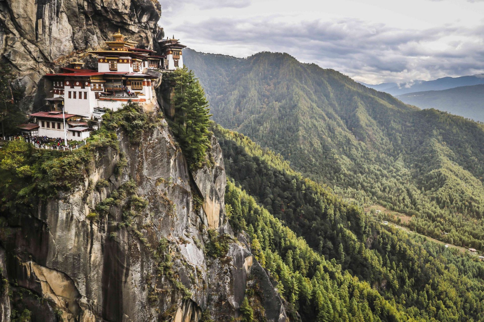 Monasterio de Taktsang encaramado al borde de un escarpado acantilado en Bután