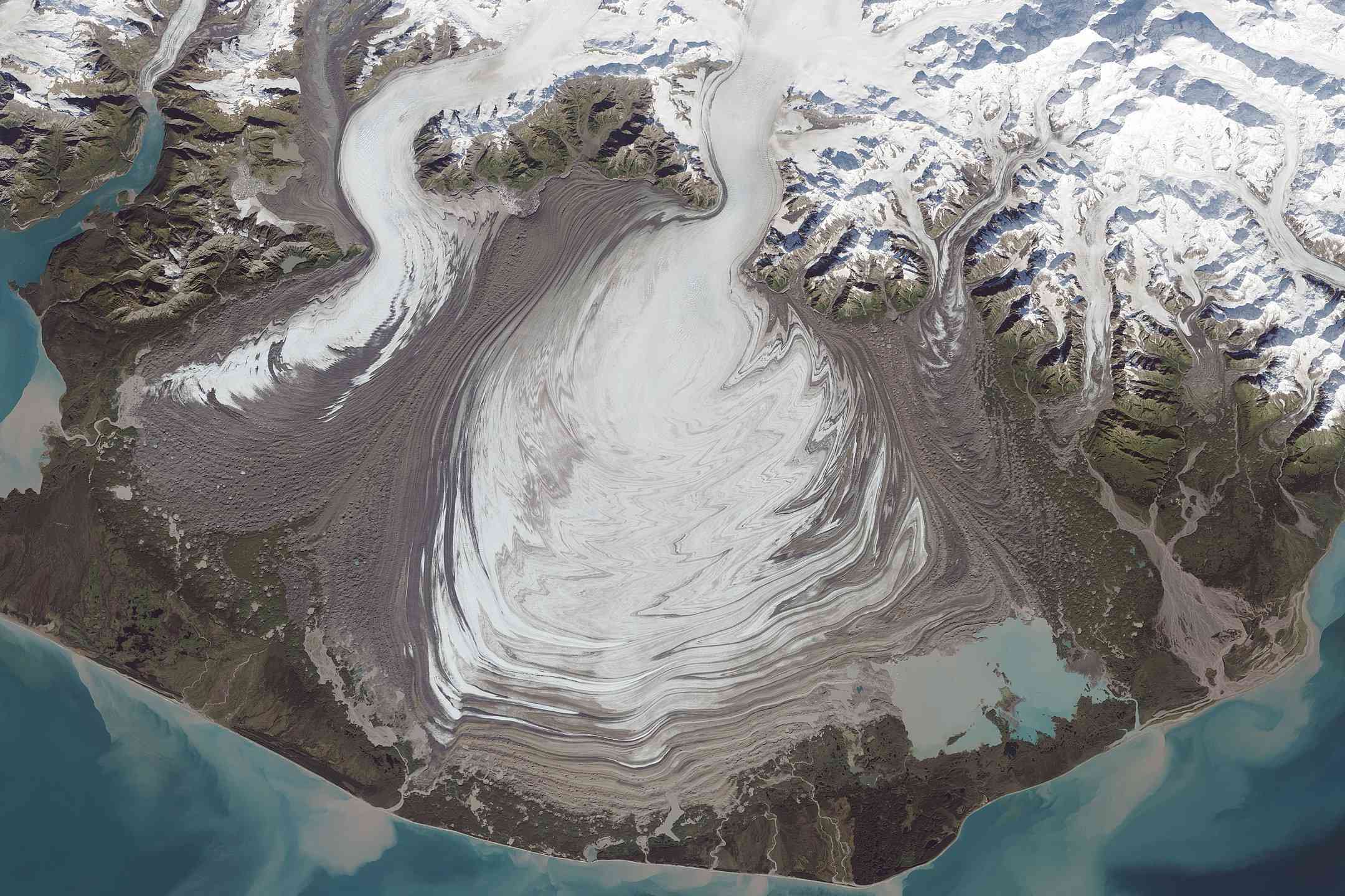 Una foto aérea de un gran glaciar extendido por una llanura abierta