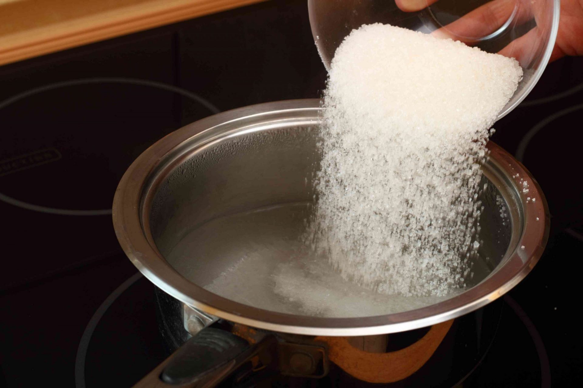 Verter el azúcar en un cazo con agua hirviendo