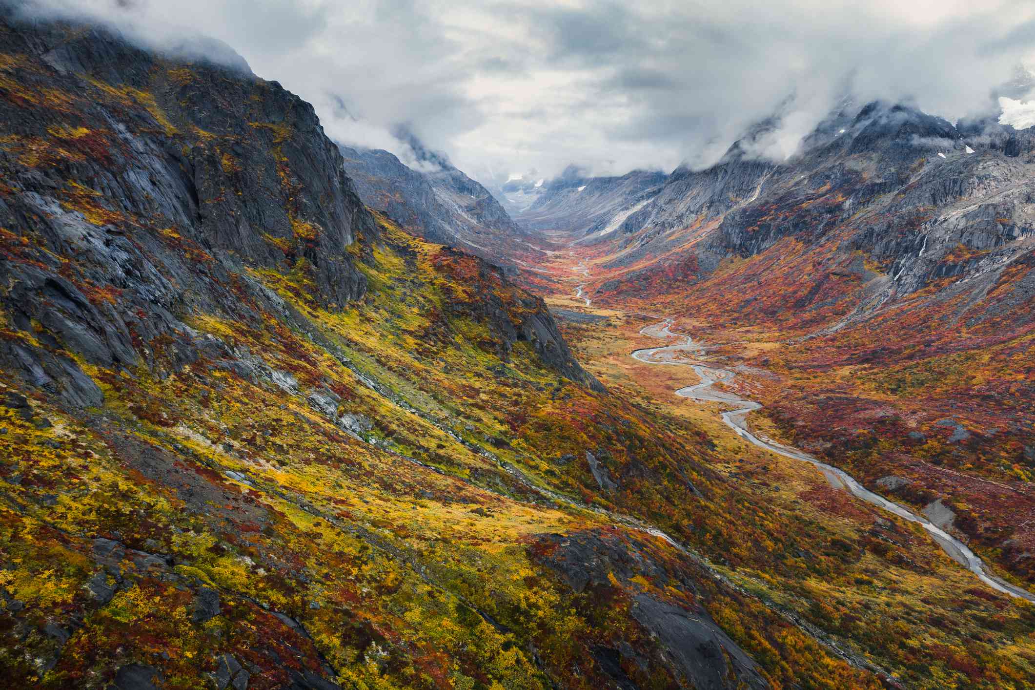 Montañas y valle con colores otoñales en el sur de Groenlandia