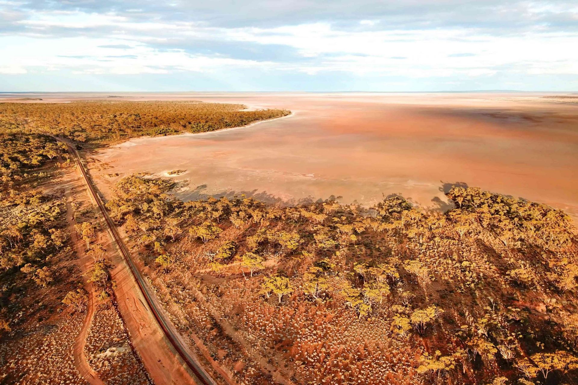 El ferrocarril del Pacífico Indio atravesando la sabana y la maleza australiana