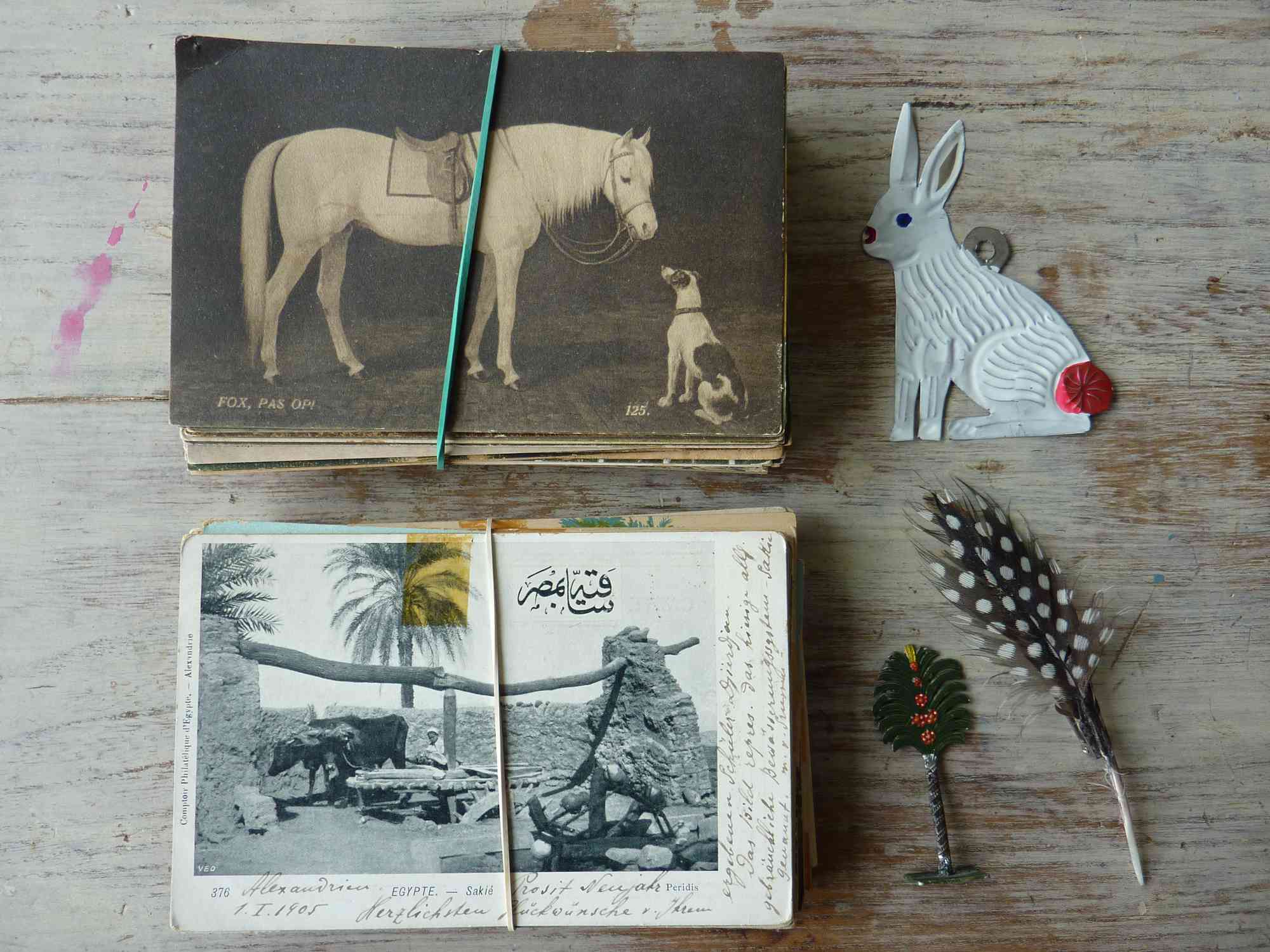 Bandas elásticas alrededor de postales vintage