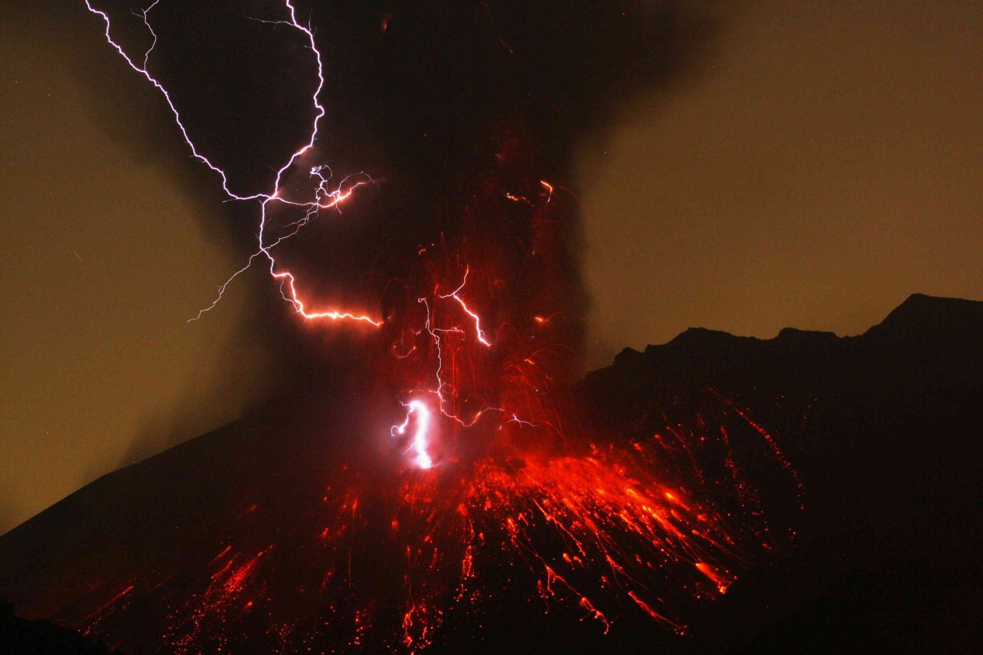 Relámpago volcánico y flujo de lava en Sakurajima, Japón