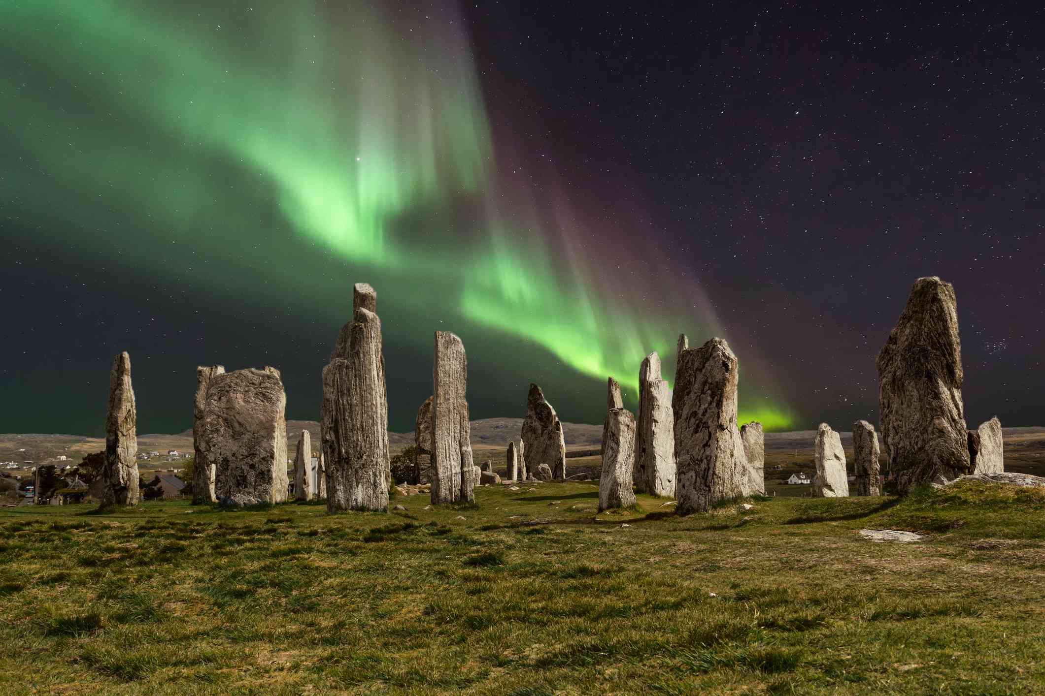 La aurora boreal sobre una antigua formación de piedra en Callanish, Escocia