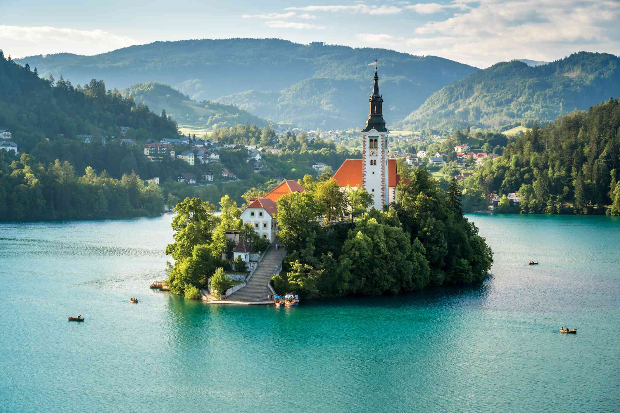 Isla coronada por una iglesia contra las montañas en Bled, Eslovenia