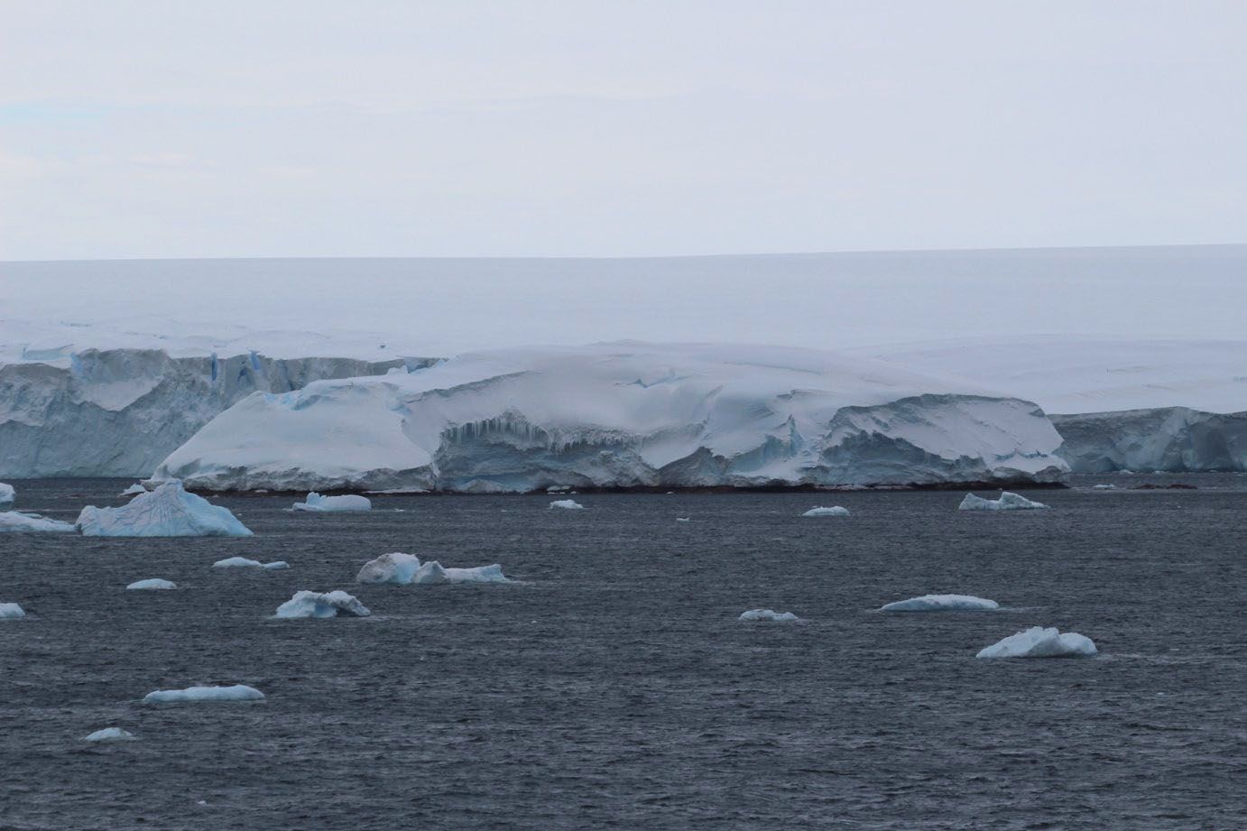 larga vista de una sombría y gélida Isla Sif, una nueva isla formada en la Antártida