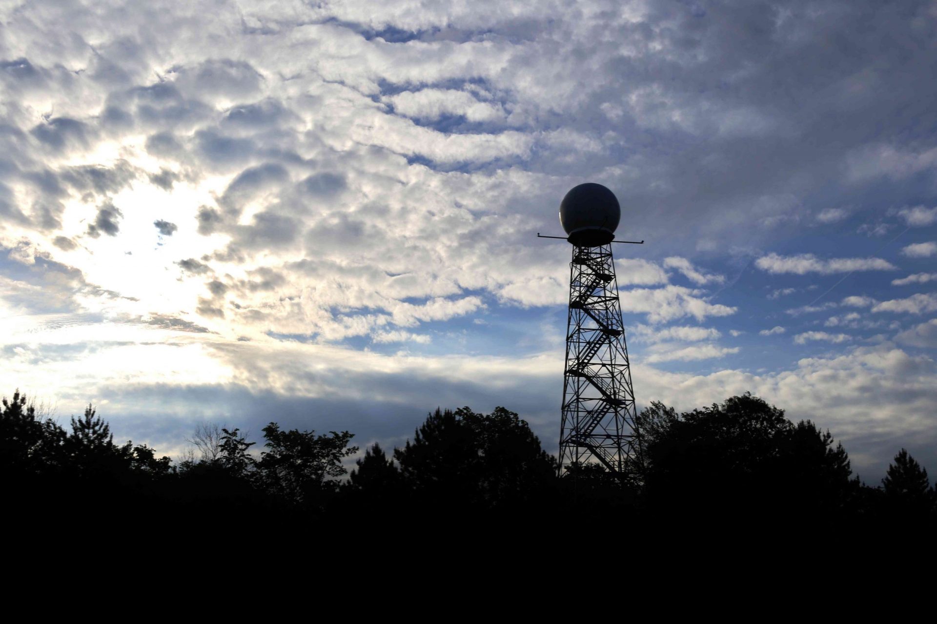 Silhoutte de una torre de radar meteorológico Doppler