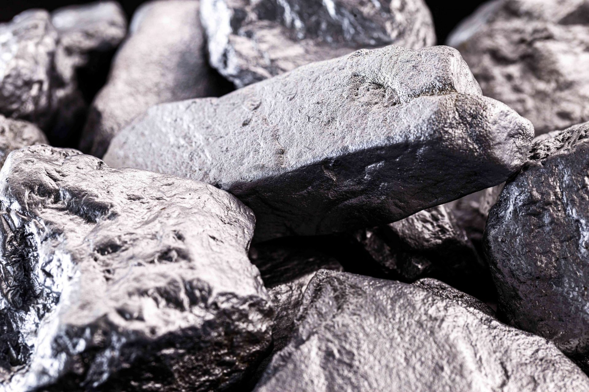 El silicio es un elemento químico que se utiliza en las virutas, el material de construcción y la industria. Platinum rough stone, industrial use.