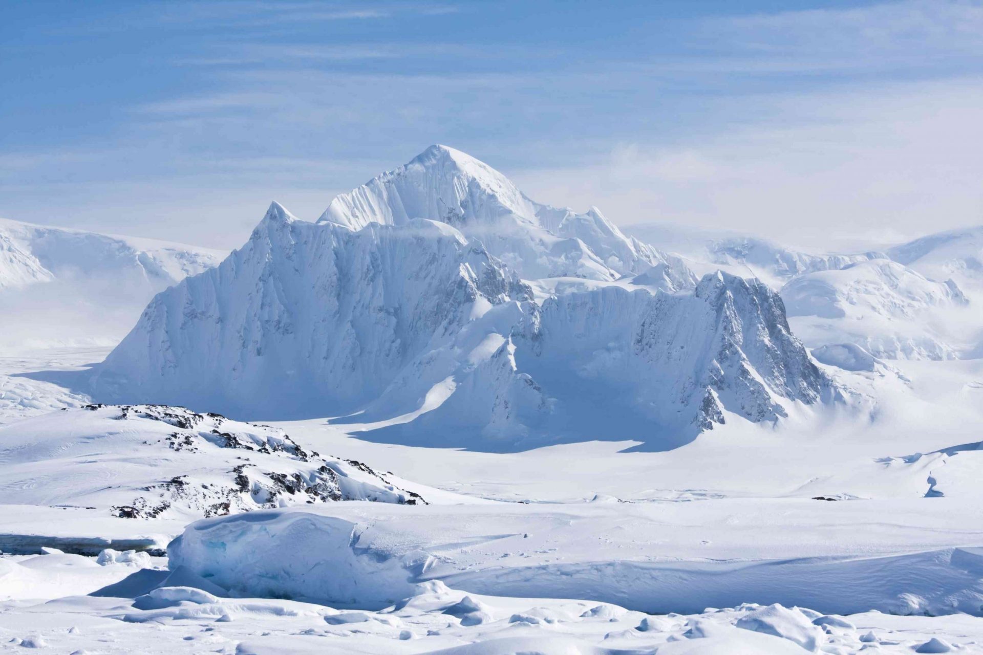 Paisaje y picos cubiertos de nieve en la Antártida