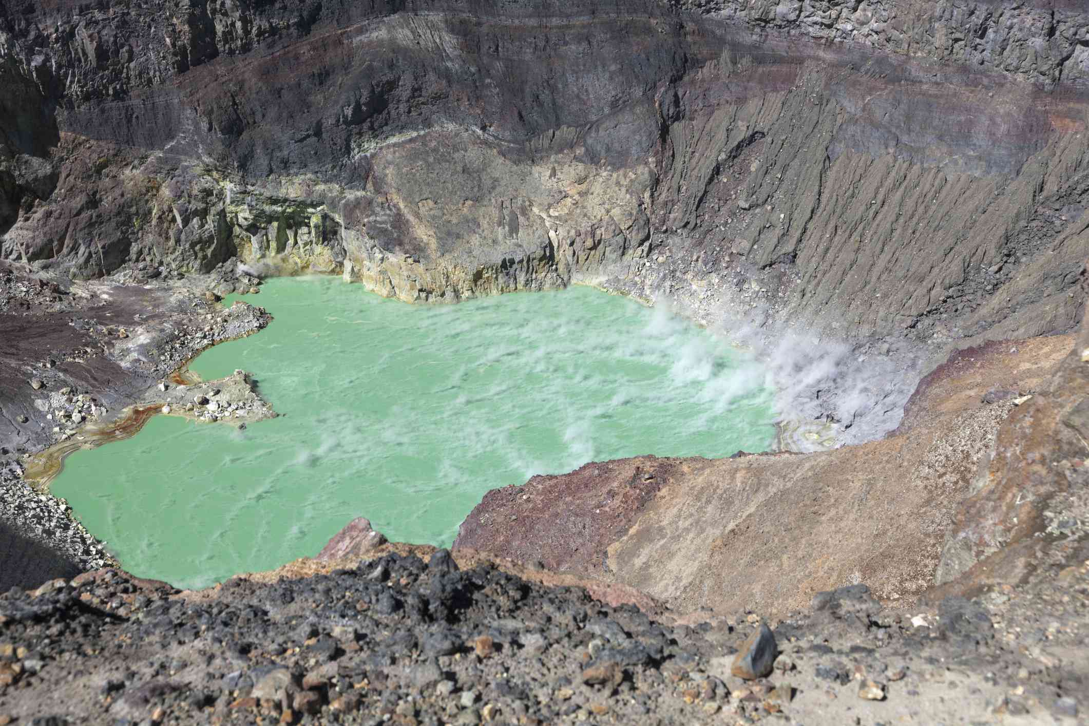 vista aérea de luguna ilamatepec, piscina de agua turquesa dentro de un cráter rocoso