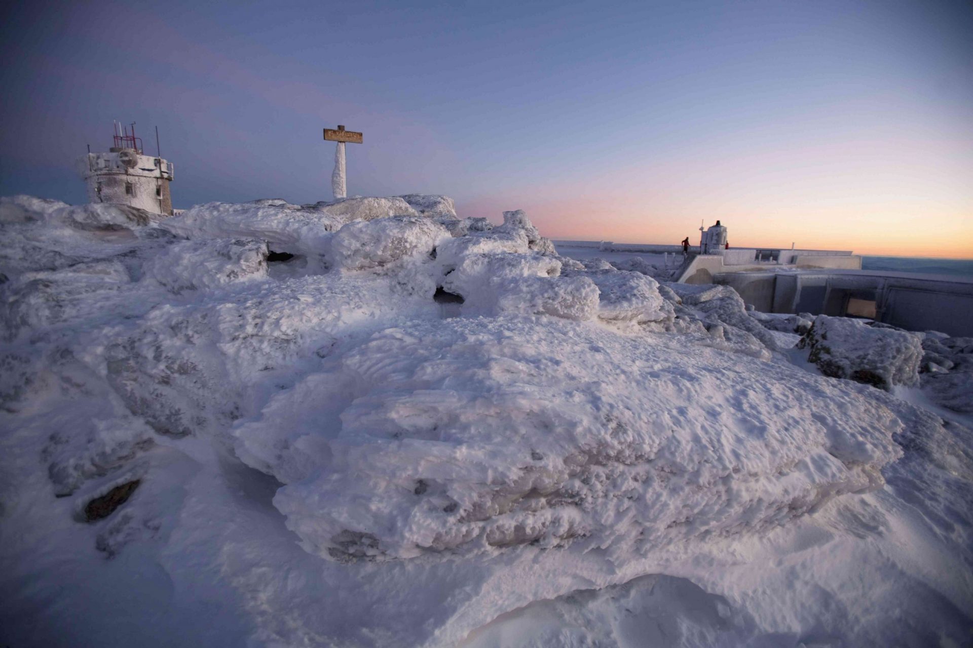 Amanecer en la cumbre del monte Washington, cubierto de nieve