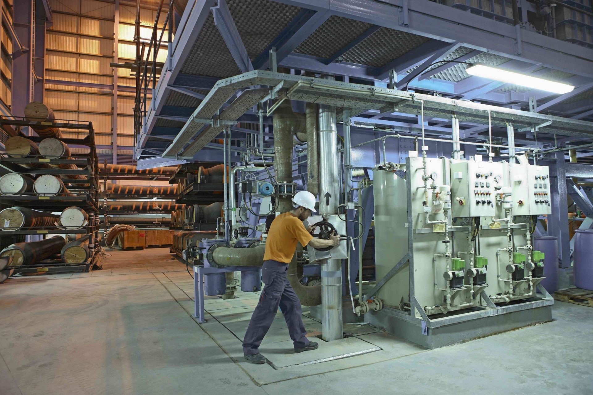 Técnico cerrando la válvula de la planta desalinizadora en la central eléctrica