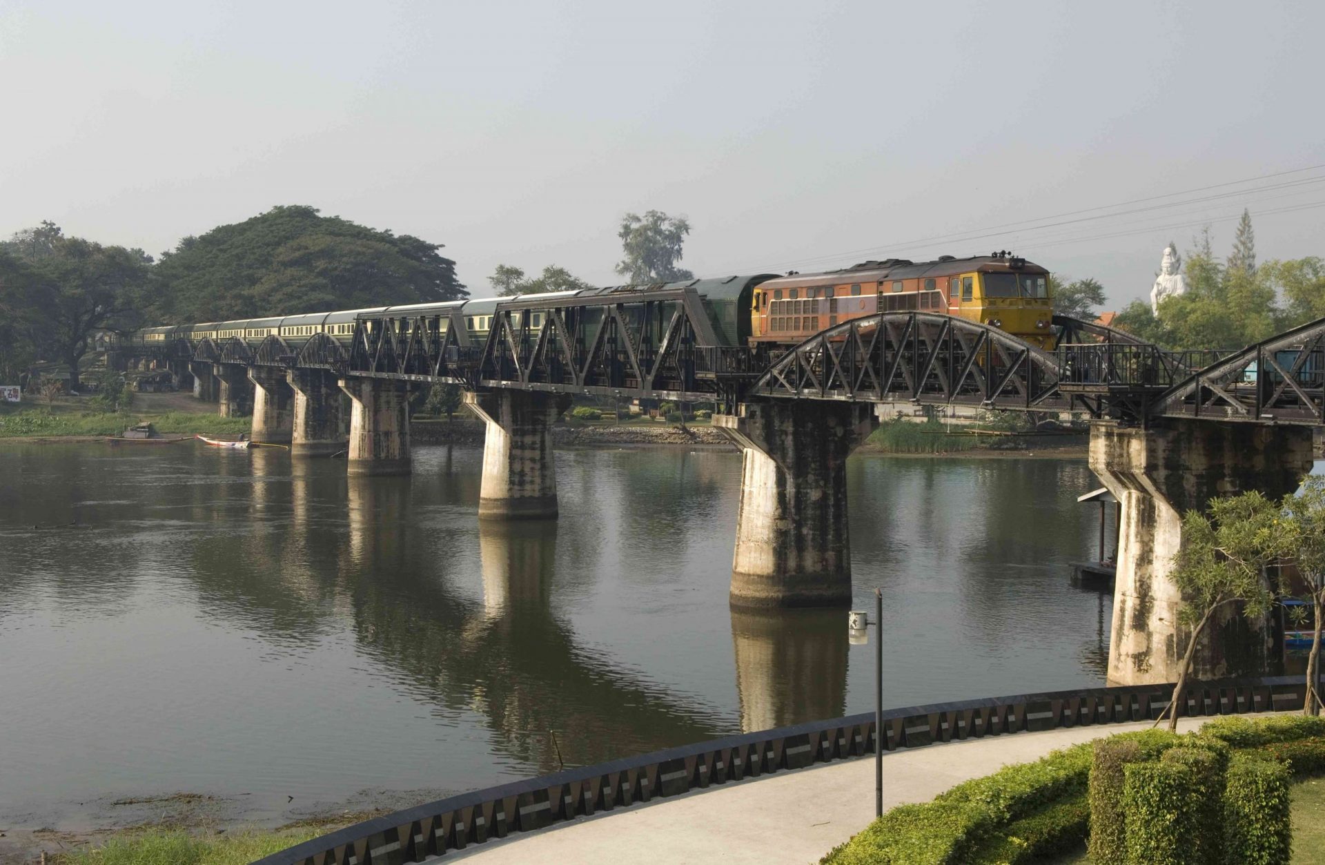 El Expreso de Oriente y Oriente cruzando el puente sobre el río Kwai, Tailandia