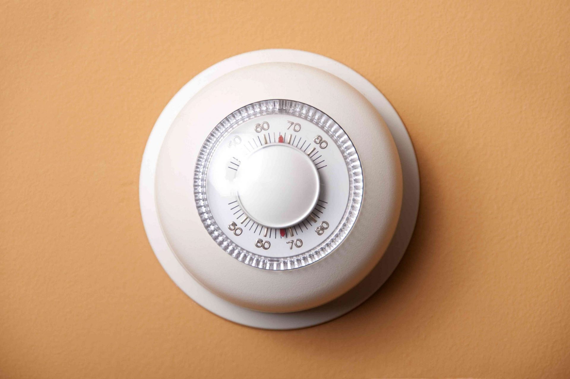 termostato sobre fondo naranja
