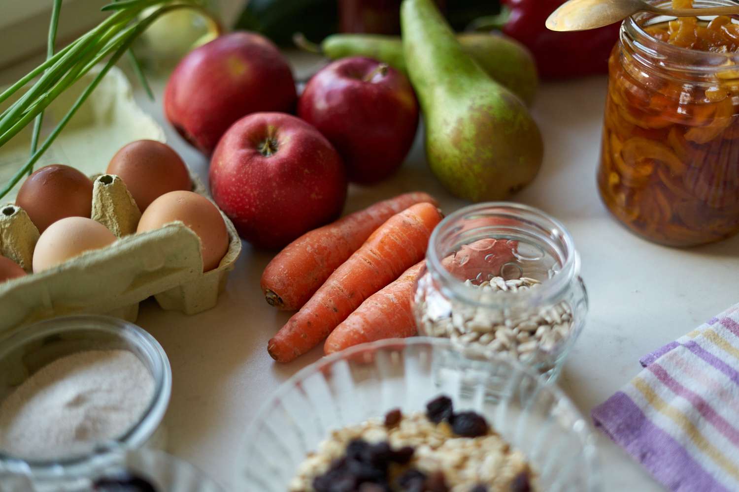 muestra diversa de alimentos saludables en el mostrador, incluyendo frutas, verduras, huevos y cereales
