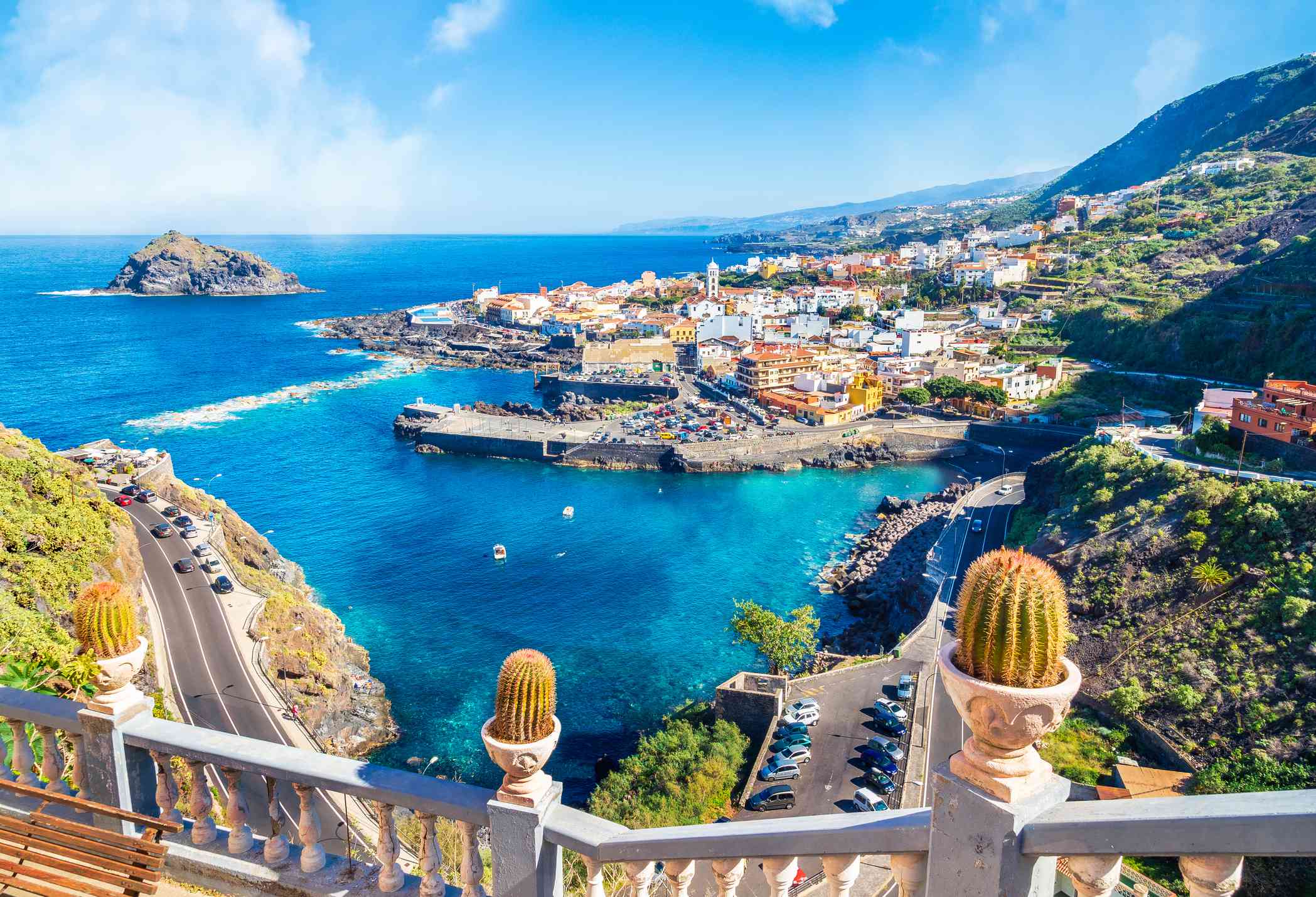 paisaje de las Islas Canarias con agua azul y paisaje urbano con edificios de colores