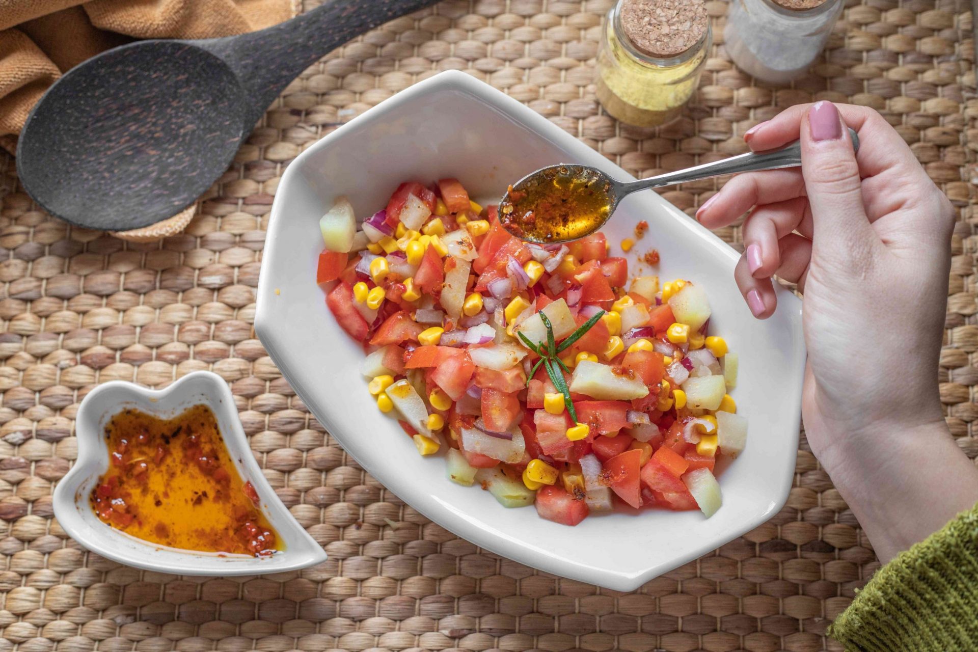 ensalada de chayote en escabeche con maíz y tomates