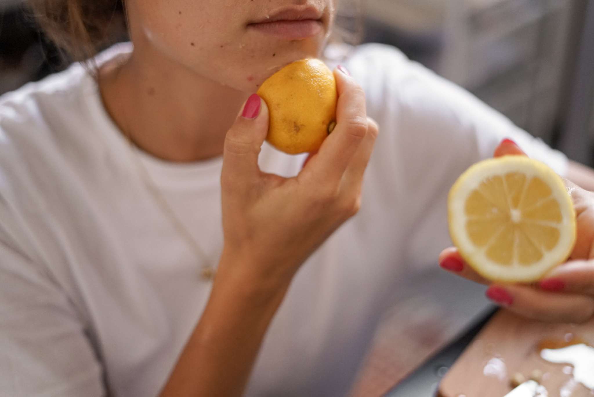 las mujeres se frotan la cara con miel y limón cortado como tratamiento de belleza natural