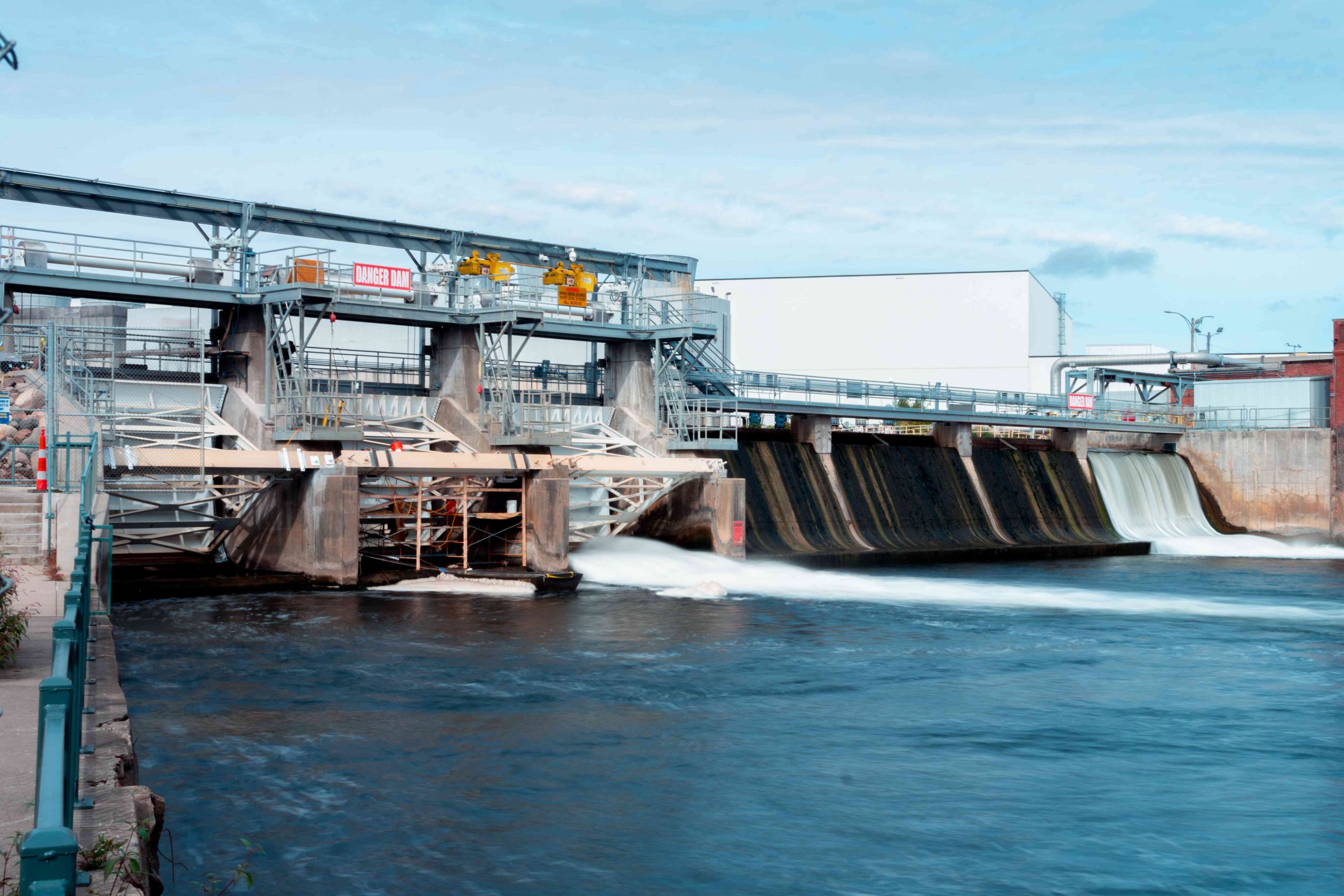 imagen larga de una central hidroeléctrica con presa