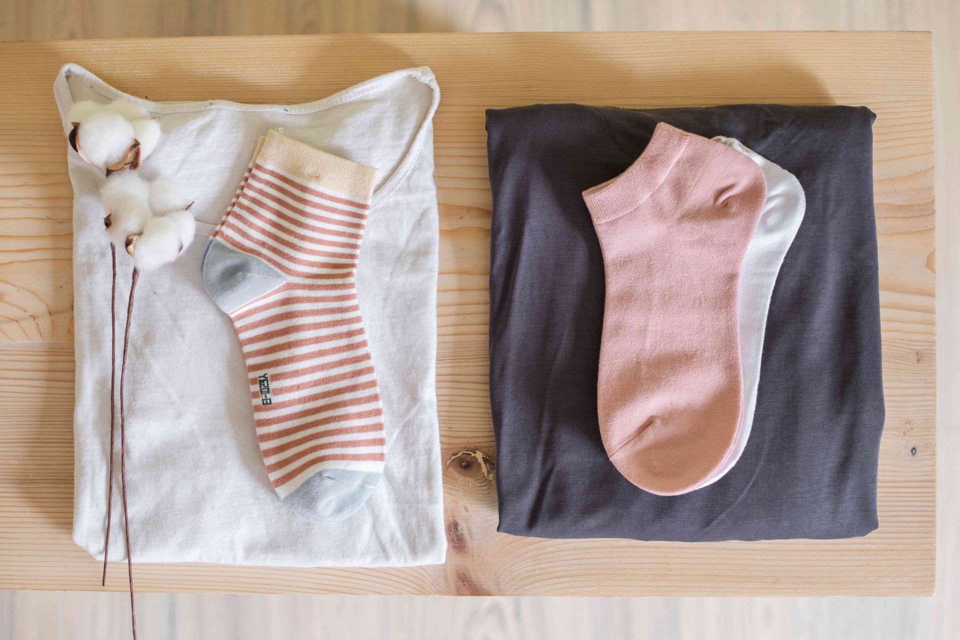 imagen plana de una camisa y calcetines de algodón y de una bola de algodón junto a una camisa y calcetines de modal