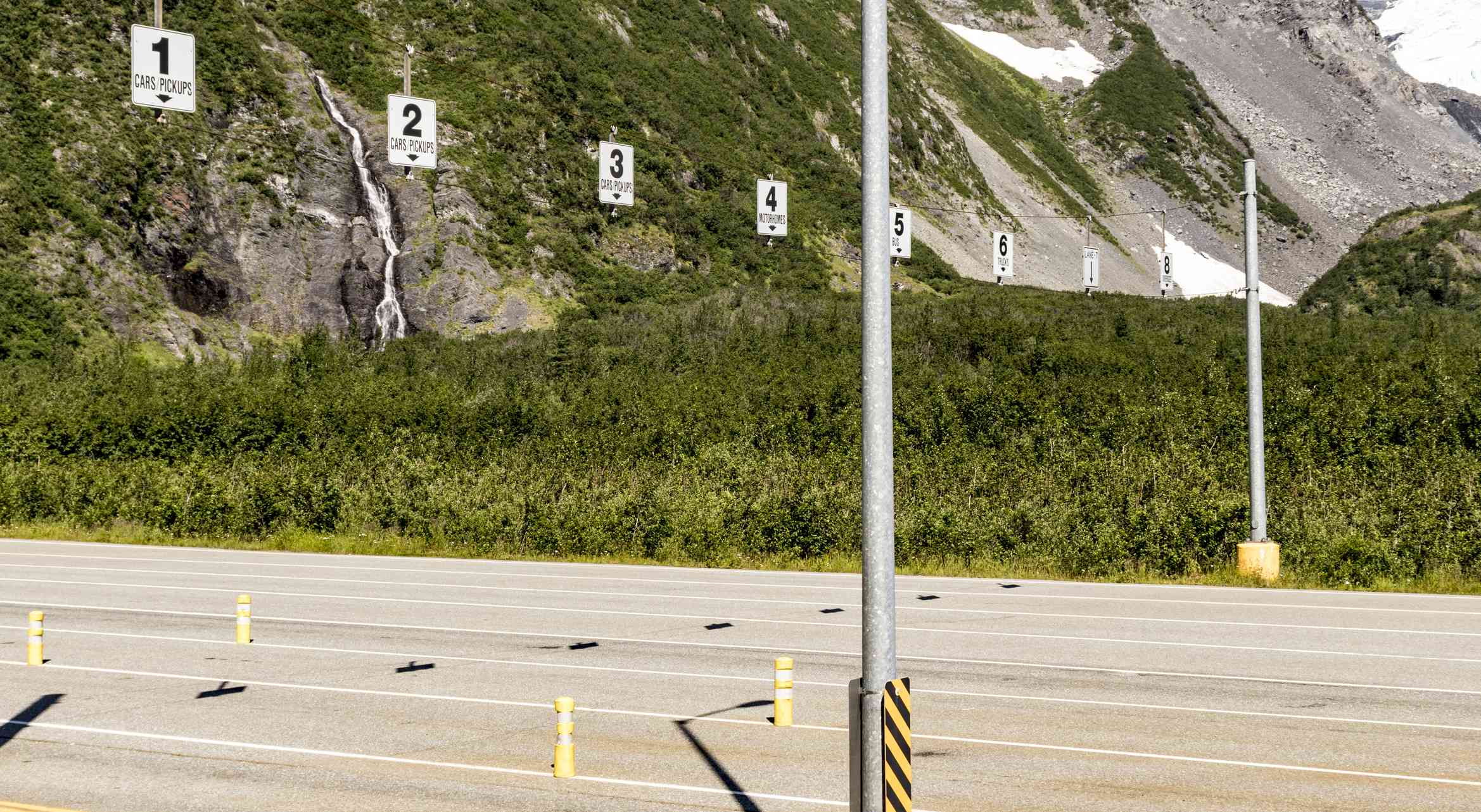 Los números muestran las marcas de los carriles en la entrada del Túnel Whittier en Alaska
